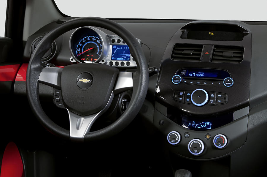 Bảng điều khiển trong chiếc Chevrolet Spark